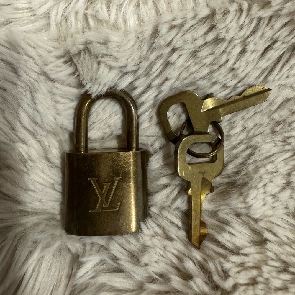Louis Vuitton lock and keys 🔐